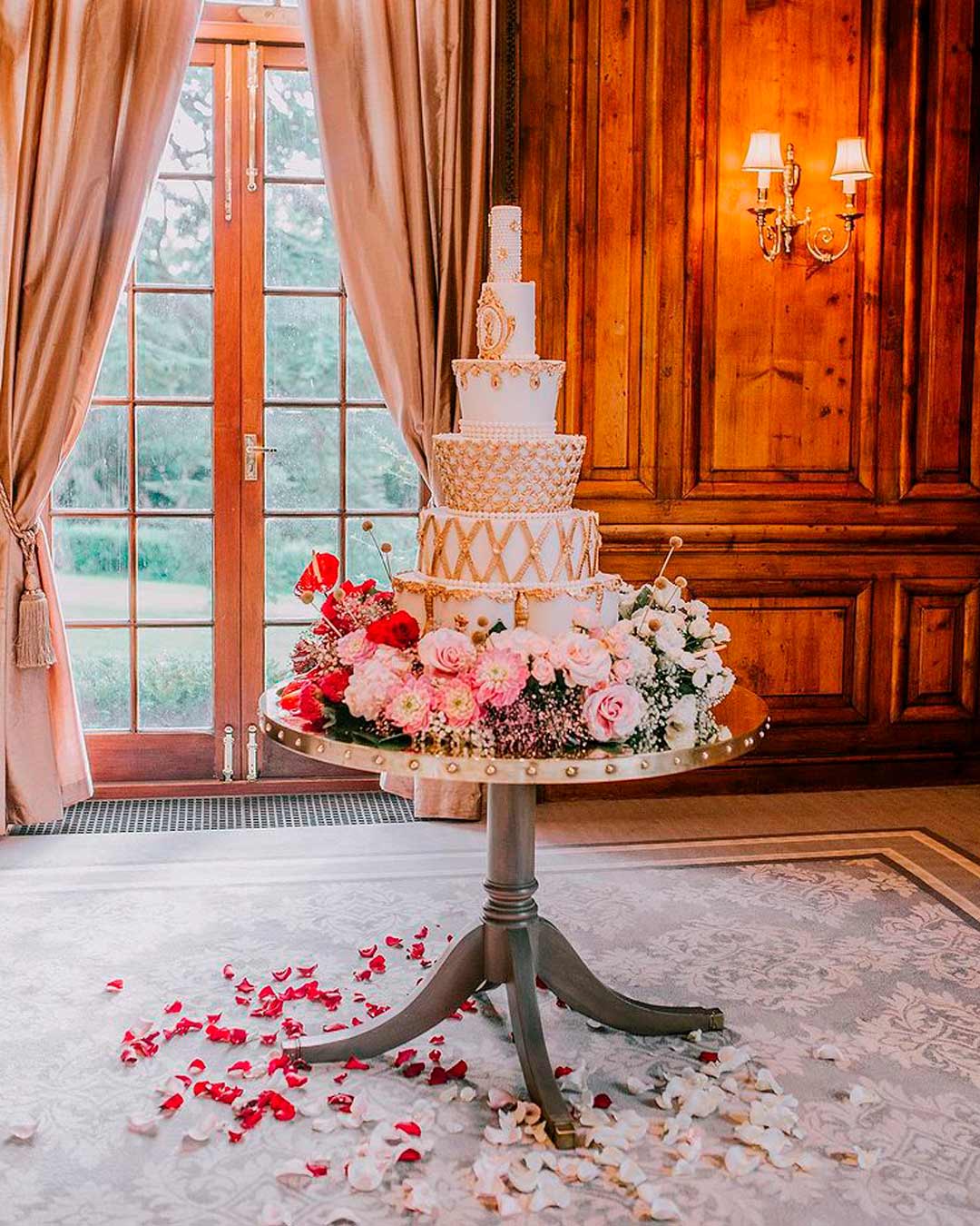 Average Price Of A Wedding Cake: A 2021 Guide For You