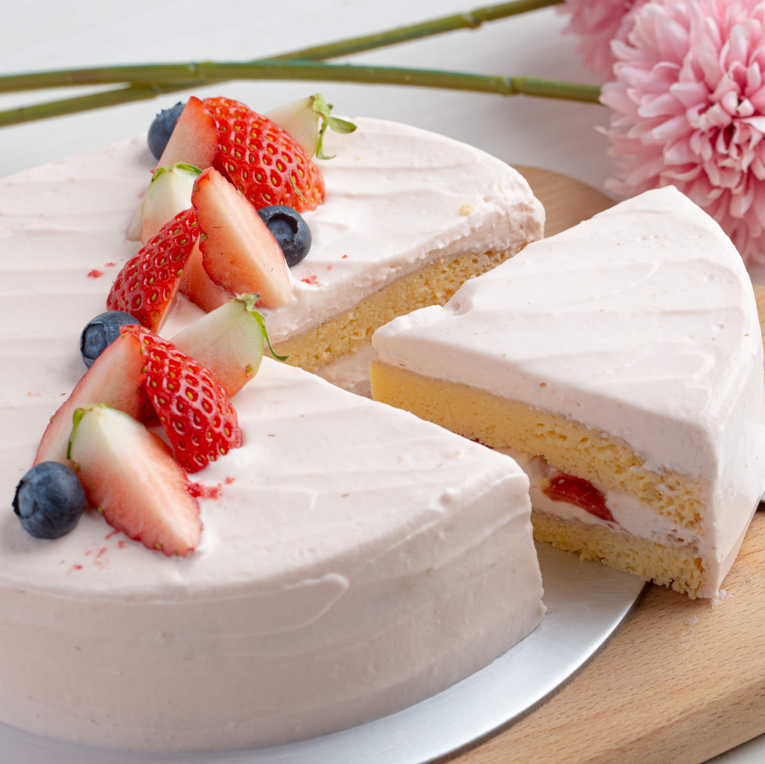 (Keto) Strawberry Mascarpone Cake